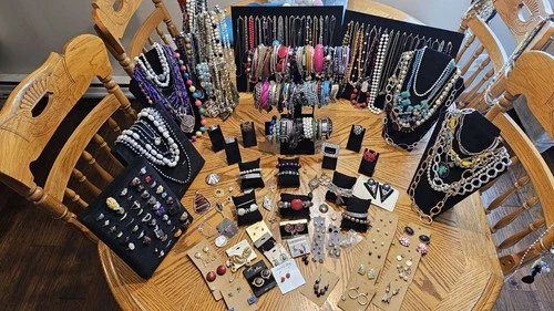 COSTUME VINTAGE JEWELRY Wearable TRIFARI MONET AVON BAKELITE More 300+ Pc LOTS