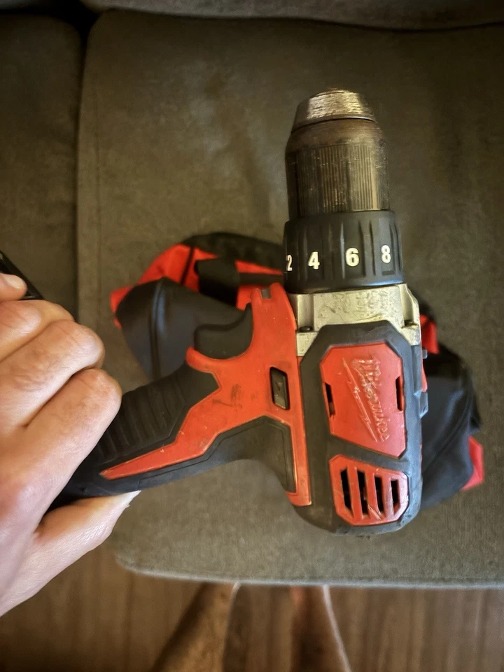 Taladro Milwaukee y bolsa de transporte/batería nueva para herramientas Foto 2 de 4