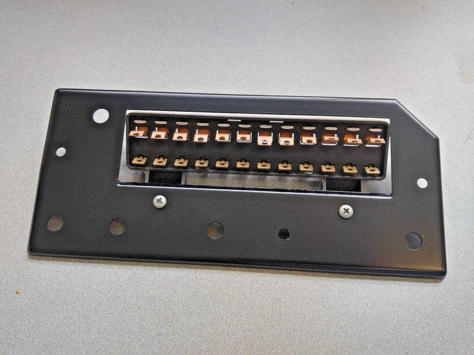 EXCELENTE CAJA DE FUSIBLES ORIGINAL ORIGINAL PORSCHE 914 CON SOPORTE DE MONTAJE NLA 4 Foto 2 de 4