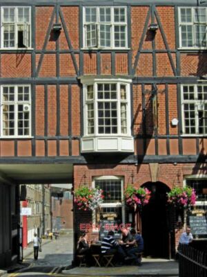 PHOTO  THE BRICKLAYER'S ARMS FITZROVIA PUB TUCKED AWAY ON GRESSE STREET OFF RATH