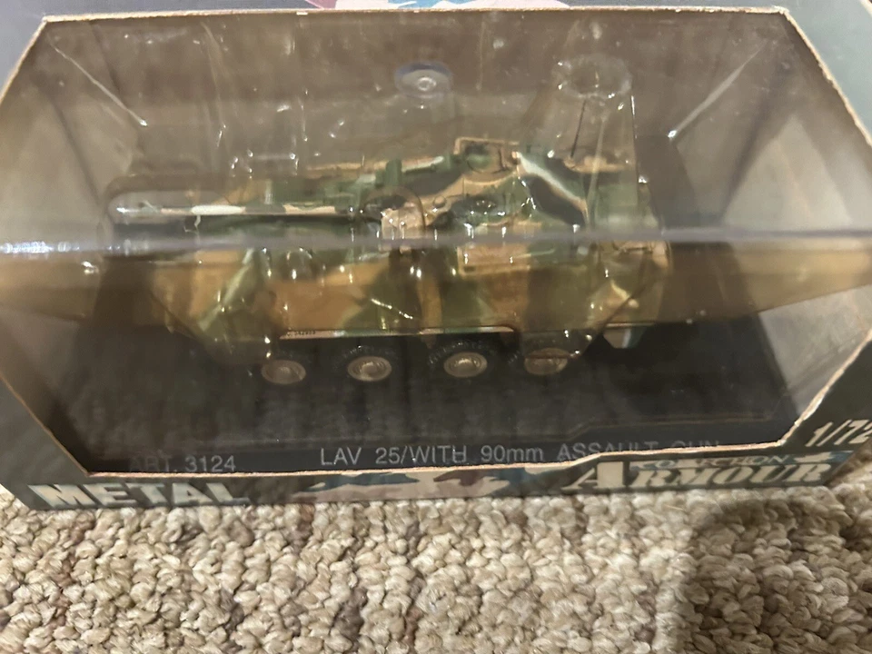CDC Armour Collection 1:72 USMC LAV 25 w/90mm Gun, Art. 3124 - Image 3 of 4