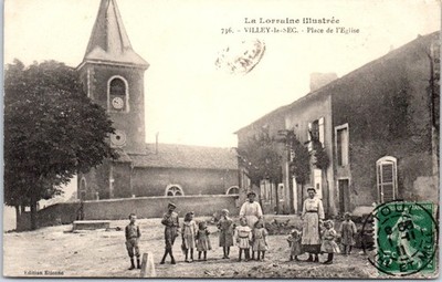 64 VILLEY LE SEC - la place de l'eglise.
