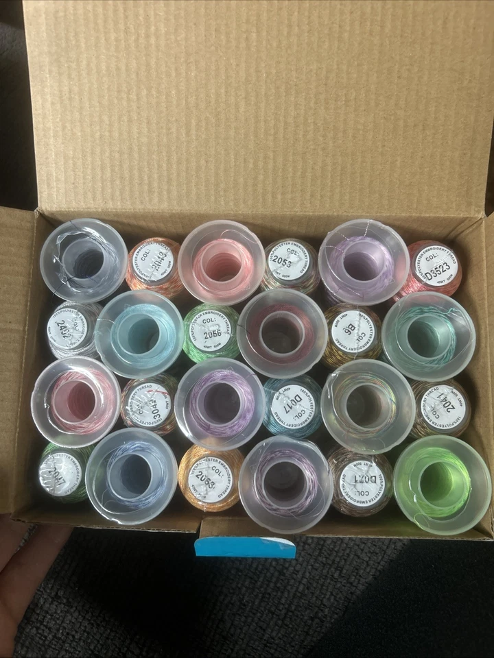 Estuche de 24 carretes Embroidex de hilo de bordar nuevo multicolor Foto 2 de 2