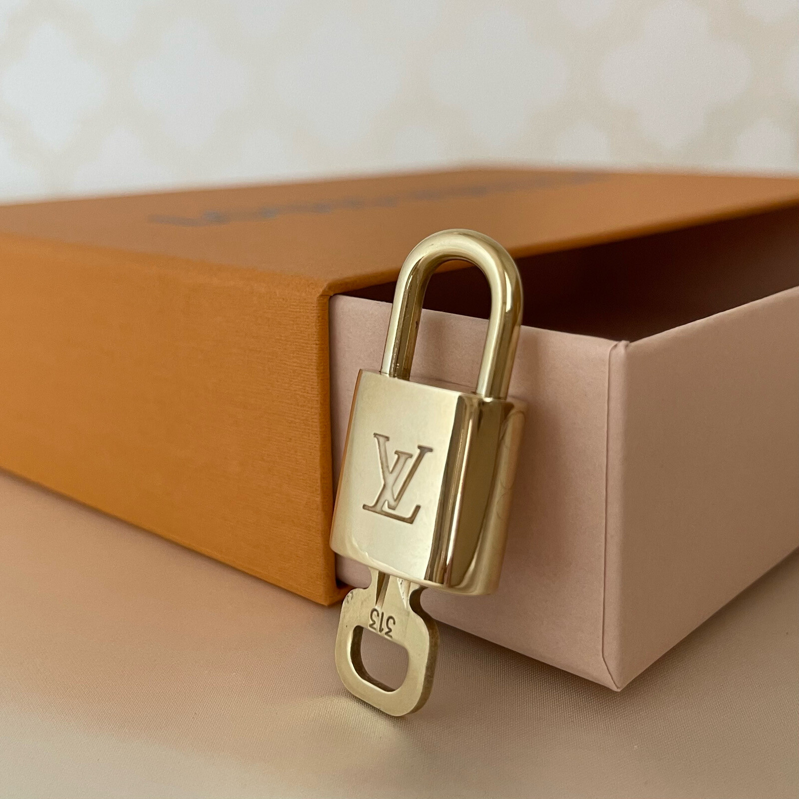 Louis Vuitton – Padlock and key - Code: 301 - Catawiki