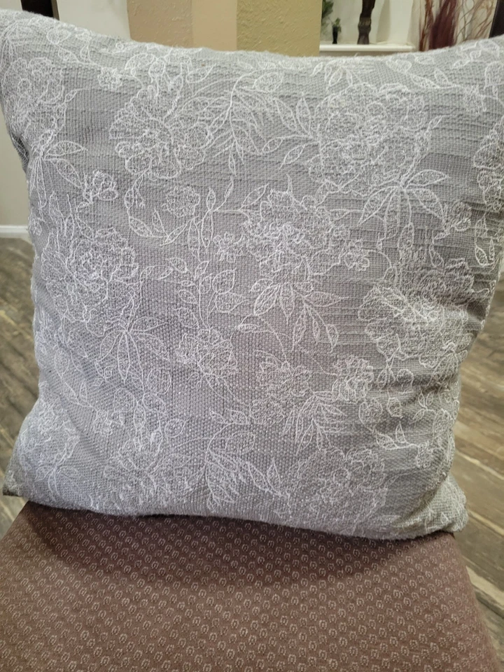 Funda de almohada gris fantasma Ava floral bordada Clarke Fxl 22x22 Foto 3 de 4