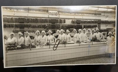 Foto Portrait Metzgerei Fleischer Katz Rosenthal Köln Geschäft Frau Mitarbeiter