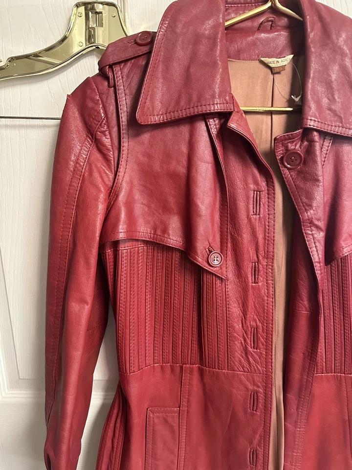 Chaqueta de cuero años 70 para mujer roja borgoña forrada gabardina EE. UU. con cinturón Med 9/10 Mob Foto 2 de 4