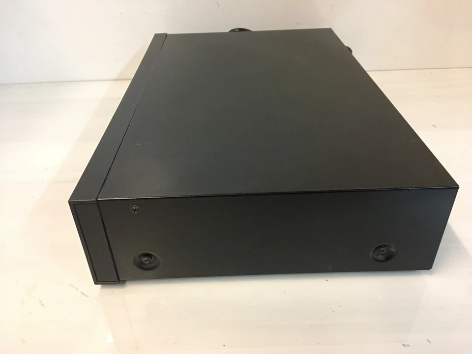 TASCAM CD-200iL Professional CD Player & Dual iPod/iPhone Dock - Image 3 of 4