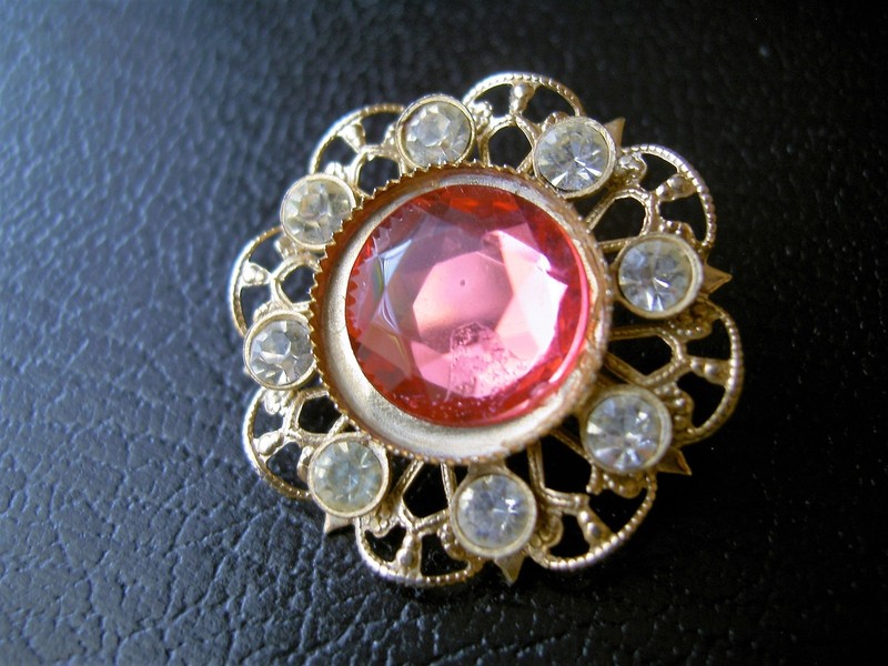 VINTAGE 1930'S PINK & CLEAR RHINESTONE FLORAL CIRCLE GOLD PLATED SCATTER PIN -1"