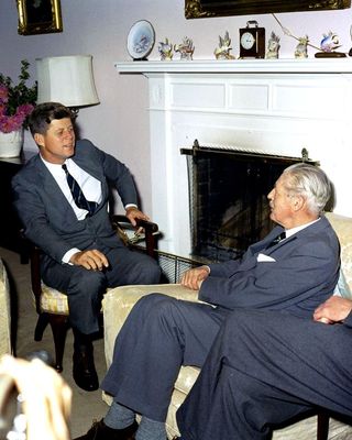 PRESIDENT JOHN F. KENNEDY WITH BRITISH PM HAROLD MACMILLAN - 8X10 PHOTO (AA-283)