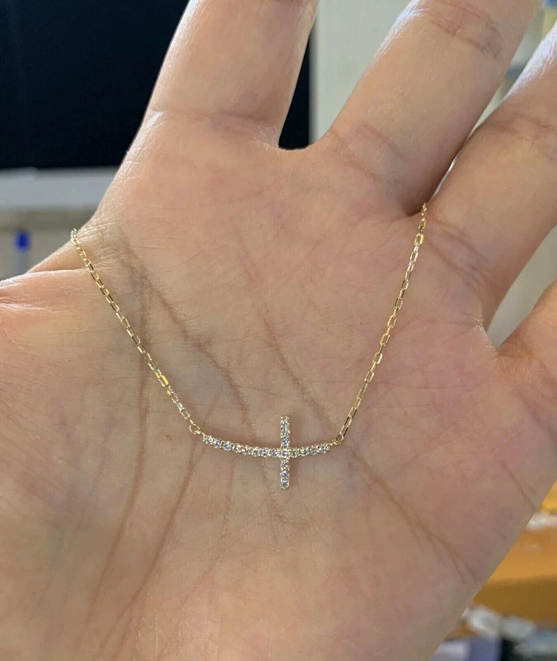 Colgante Cruz Lateral Diamante Creado en Laboratorio Corte Redondo de 1 quilate Chapado en Oro Amarillo 14K Foto 3 de 4