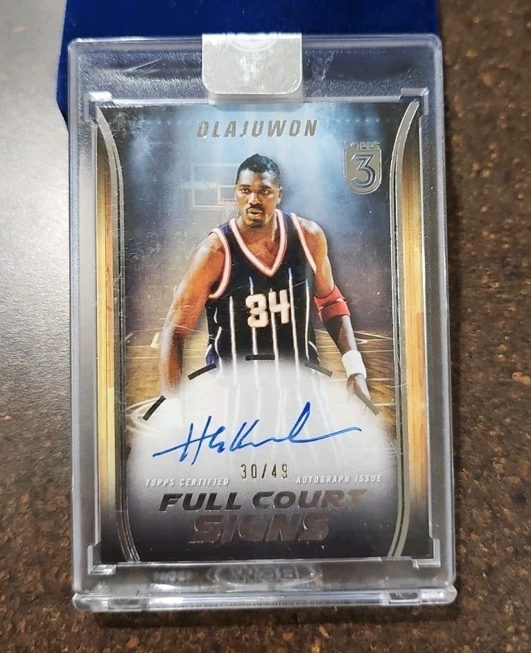 2023-24 Topps Three ? /49 Auto Full Court Signs Hakeem Olajuwon 