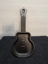 Lodge Guitar Cast Iron Skillet Pre-owned/Excellent Condition (BB)