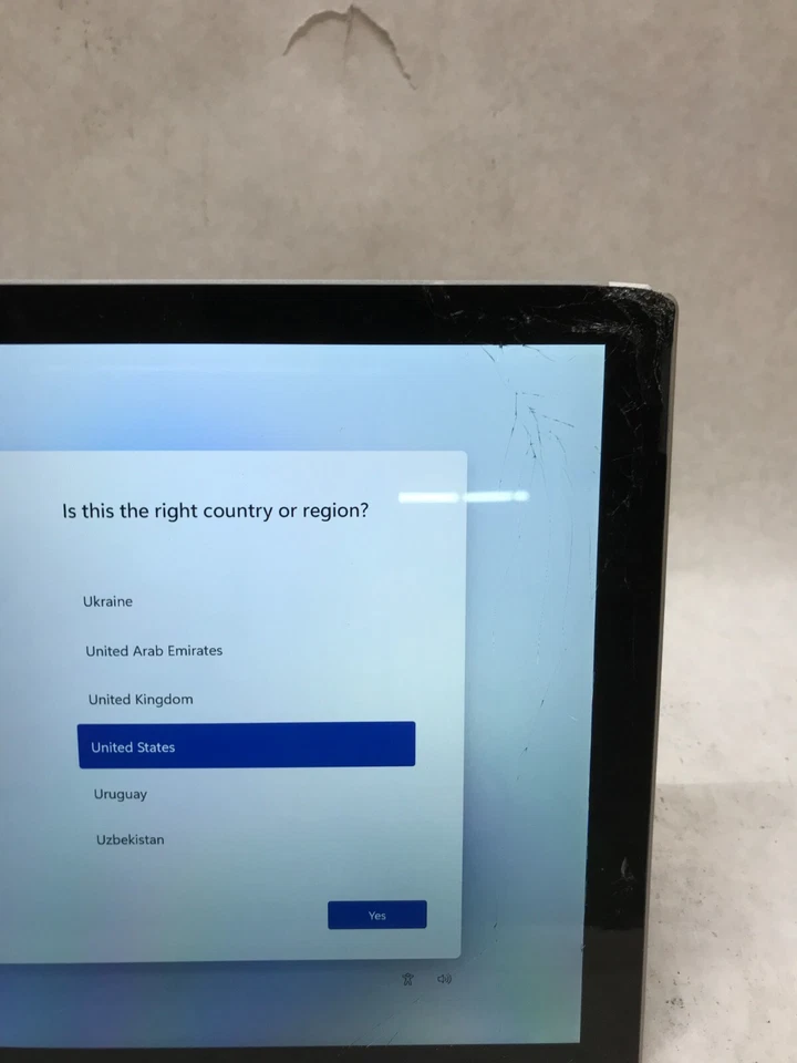 Microsoft Surface Pro 5 1796 i5 4GB RAM 128GB SSD Windows 11 *CRACKED* AS IS -DW - Image 2 of 4