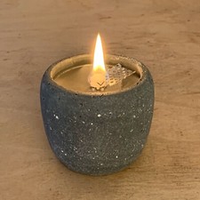 Schmelzlicht Wachsfresser Tischfeuer Indoor im dunkelgrauen Betontopf