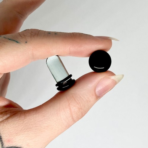 Black Single Flare Glass Plugs 8g - 00g - Picture 6 of 7