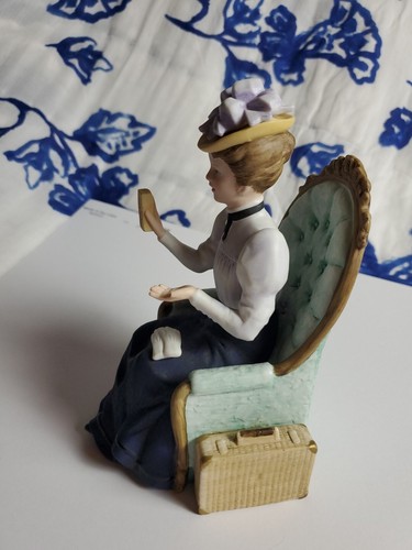 Avon The Albee Award 1982 President's Club Porcelain Figurine In Chair+ - Picture 2 of 3