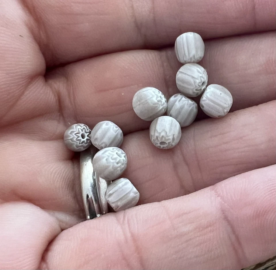 Lote de cuentas de vidrio lila crema pálida Chevron capa mate rara comercio veneciano vintage Foto 2 de 4