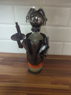 Weinflaschenhalter in Form eines Kellners. Aus gebogenem Metall, Unterlegscheiben etc.