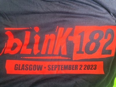Blink 182 T-Shirt GLASGOW 2023 Tour blau/rot Gr. M MEDIUM - GILDAN NEU