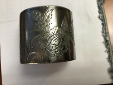 Vintage floral Silver plate napkin ring engraved with flowers Dasies?