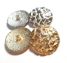 1 coat metal button with bar with matte structure and shiny AF letters