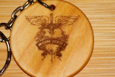 Bon Jovi - gravierter Schlüsselring aus Holz, kostenlose Personalisierung. genießen 