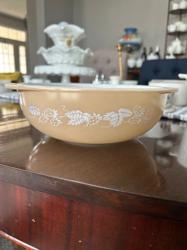 Vintage Pyrex Berries 2 Quart #024 Strawberry Pattern Serving Bowl 1960's