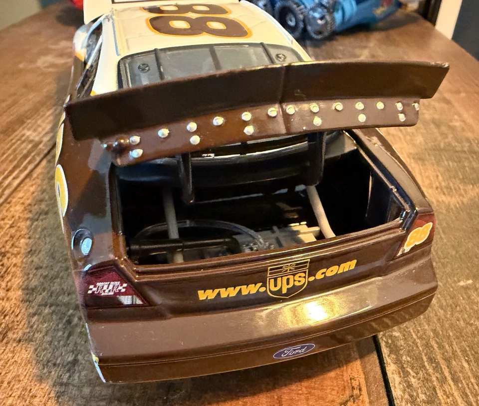 Coche diecast NASCAR Dale Jarrett #88 UPS Racing 1:24 de colección modelo raro limitado Foto 4 de 4