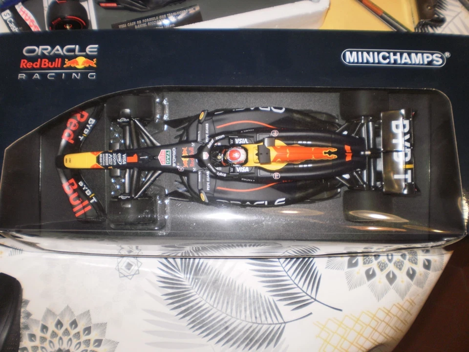 MINICHAMPS 1/18 ème ORACLE Red Bull Racing RB20 winner Bahrain 2024 Verstappen - Photo 3/4