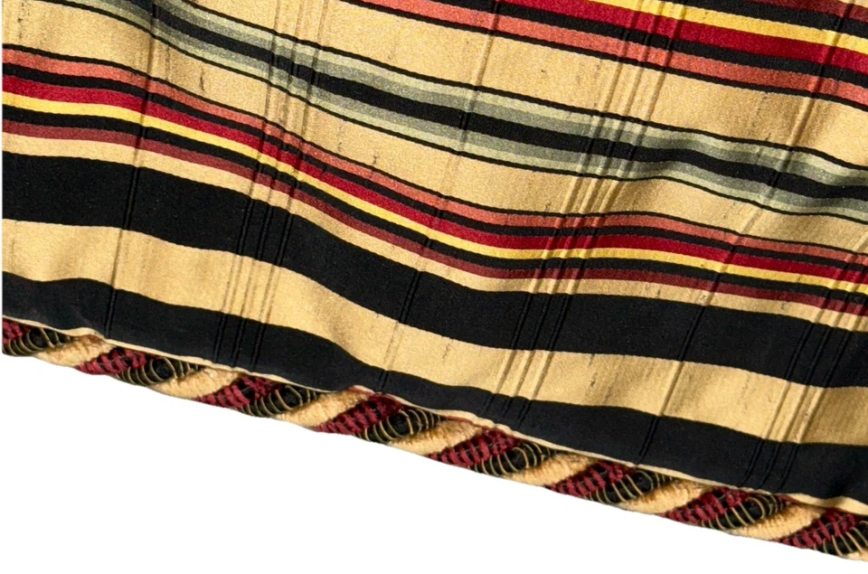 Par de fundas de almohada de seda hechas a medida adornos de cuerda rayas cremallera de lujo dorado negro Foto 4 de 4