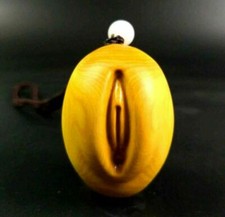 Colgante talla boj decoración madera tallada niña virgen origen vida vagina
