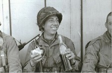 WW II - Usa Photo -- American Paratrooper Having Lunch