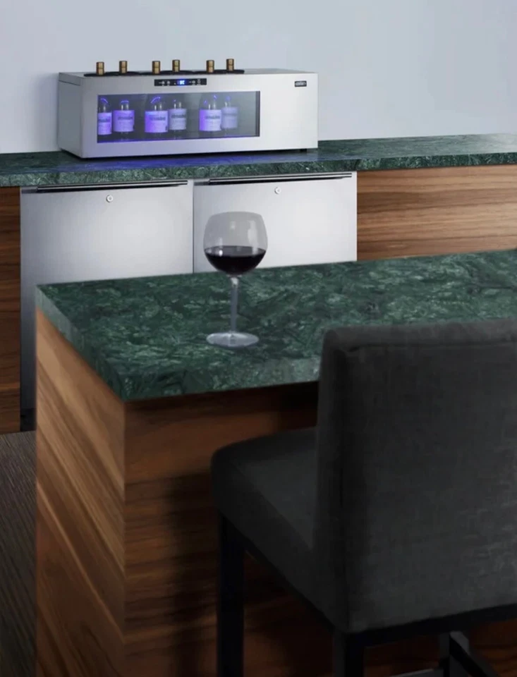 Enfriador de vino de encimera de doce botellas con iluminación LED azul. Foto 2 de 4