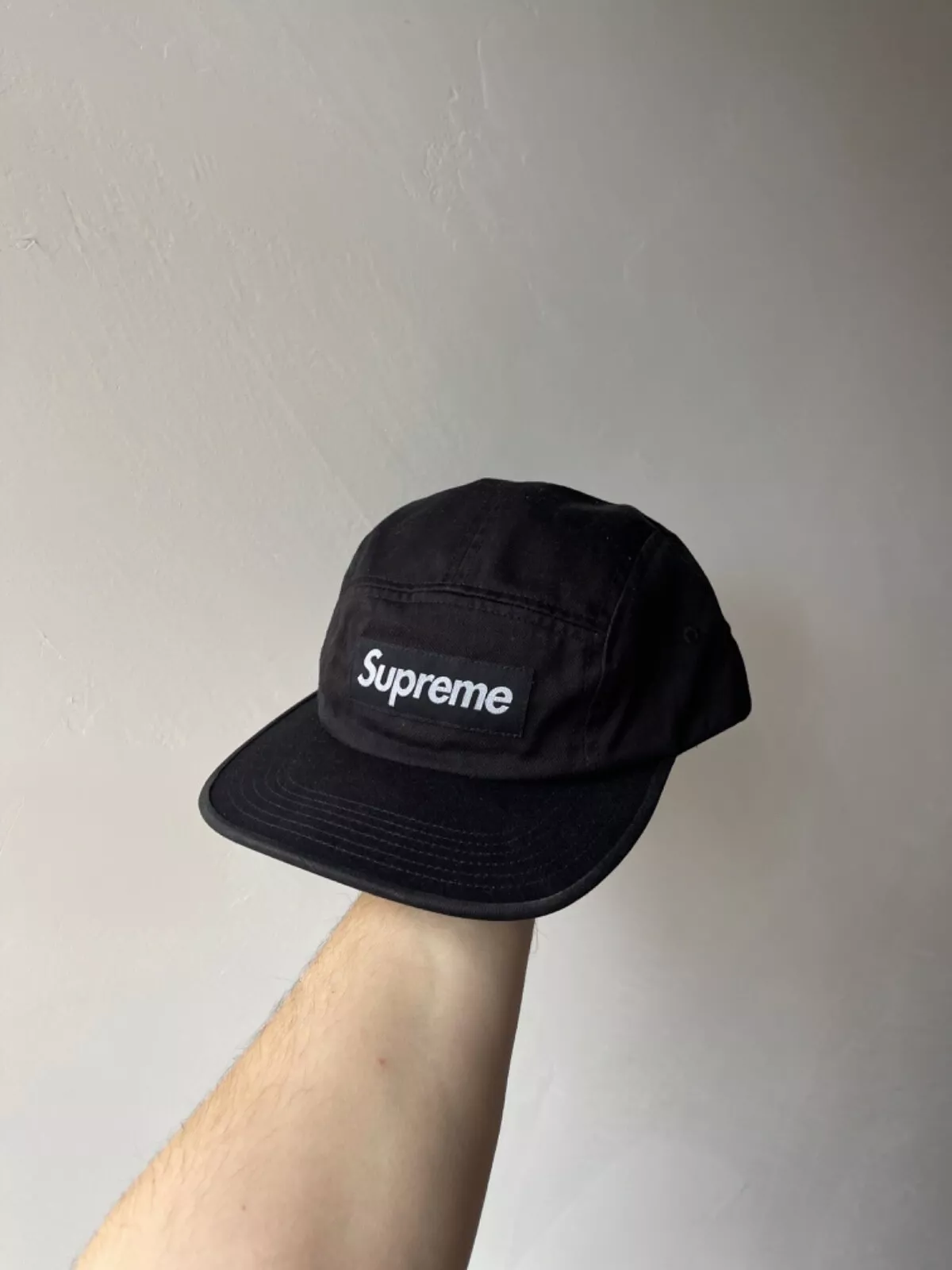 Casquette Supreme 5 panneaux, noire, logo boîte, sangle réglable, bon état
