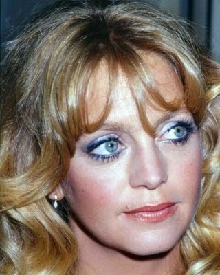 Goldie Hawn Close-up Portrait 1970s Era Gazes To Side photo 5x7