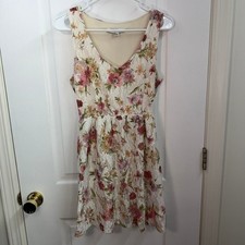 XXI Forever 21 cream lace floral lined v-neck flowy casual stretch mini dress M