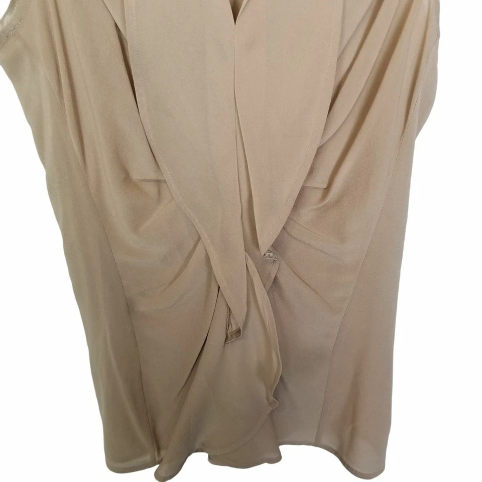 L.A.M.B. Blusa plisada sin mangas con cremallera lateral trasera con botones de seda tostada para mujer 4 Foto 3 de 4