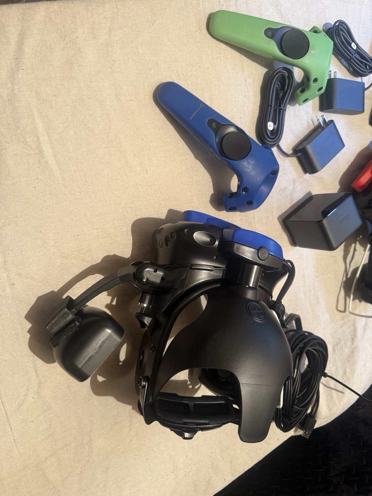 NEW HTC)Set Of Two)Vive Base Station Lighthouse SteamVR Plus 2 Head Sets-LinkBox