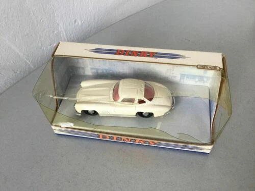 Modellini statici di auto da corsa Dinky Scala 1:43