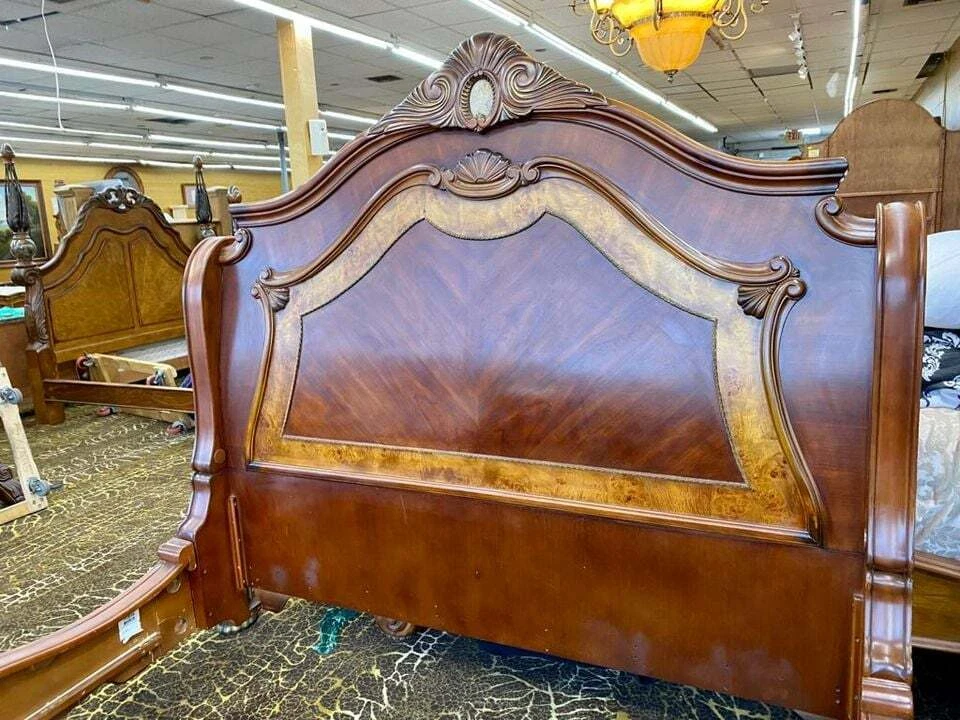 AICO by Michael Amini Cortina 5PC king size bedroom set - Image 4 of 4