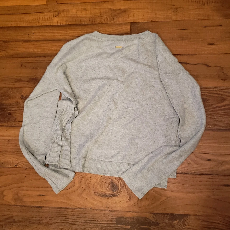 Sudadera ALALA Cuello en V Wander Gris Glaciar Aberturas Laterales Ultra Suave M ($135) Foto 4 de 4