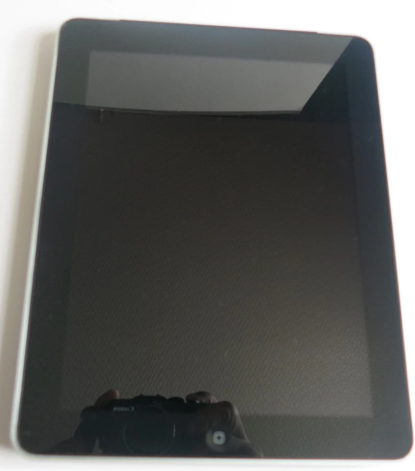 Apple iPad 1st Generation , 32GB, Wi-Fi, 3G 9.7in - Black - Image 3 of 4