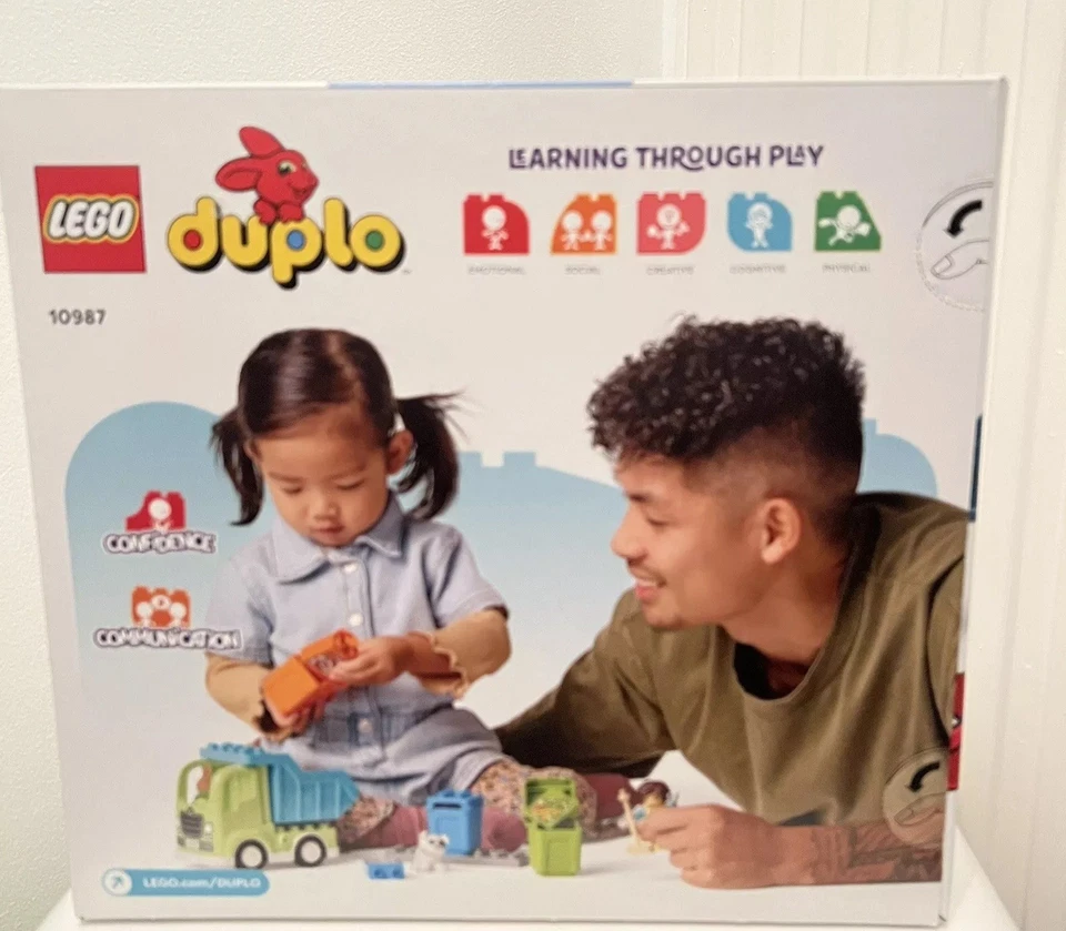 LEGO 10987 Duplo Recycling Truck Refuge Bins Dog Mini Figures Set Box Retired - Image 3 of 4