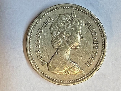 1983 One British Pound GB Queen Elizabeth II With Upside Down Error - Rare.