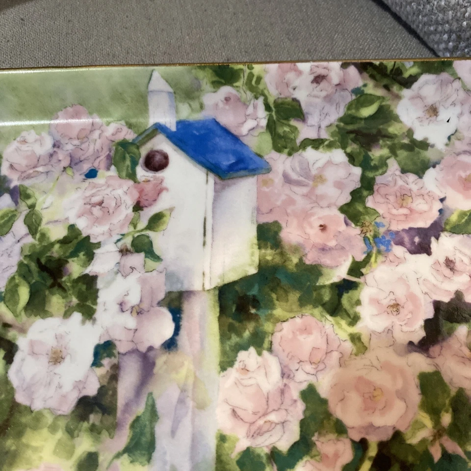 Bandeja y cesta Madison & Max Cottagecore Country Roses Birdhouse Judy Buswell Foto 2 de 4