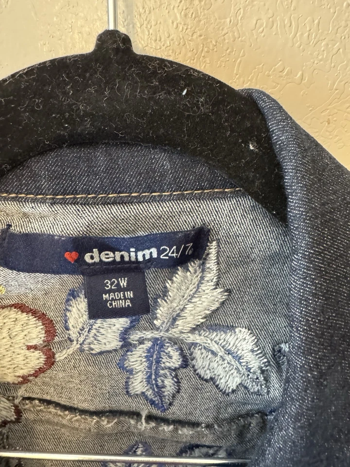 Chaqueta de Jean Denim 24/7 Talla Grande Floral Bordada Talla 32W Foto 3 de 4