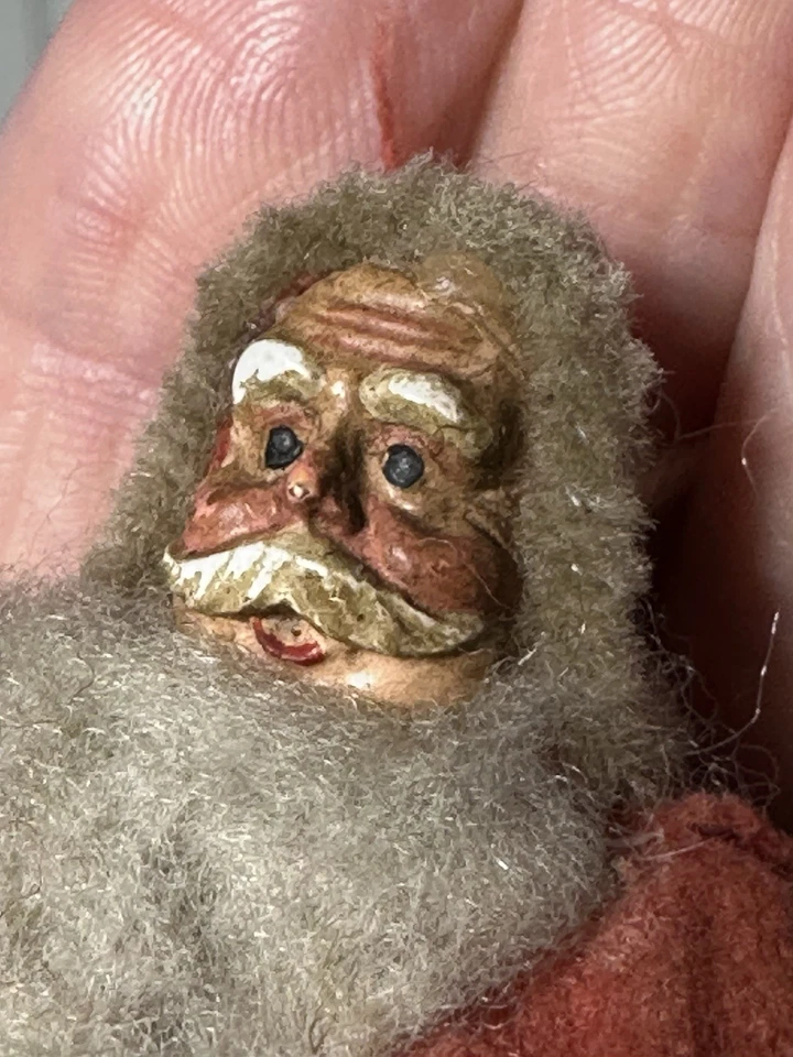 Antiguo adorno de Papá Noel hecho a mano cuerpo de fieltro pintado con árbol Foto 3 de 4