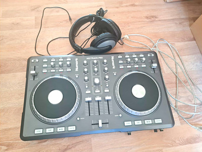 Numark Mixtrack Pro 2-Deck 2-Kanal DJ-Controller mit Kopfhörer & USB-Kabel