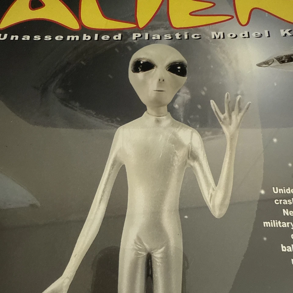 New Lindberg Alien Plastic Model Kit 2006 Close Encounters Roswell UFO #91004 - Image 3 of 4